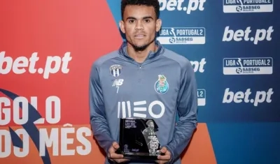 Luis Díaz, con el trofeo al mejor gol de noviembre. 