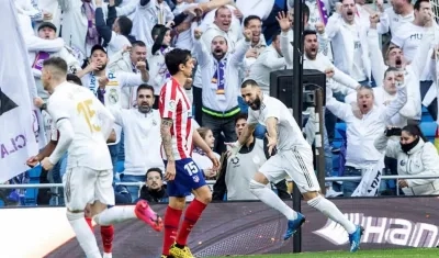 Karim Benzema celebra con sus compañeros, tras el gol. 