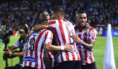 Jugadores de Junior celebran un gol. 