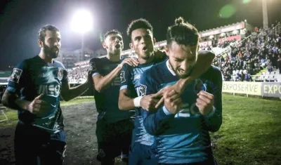 Luis Día celebra con sus compañeros uno de los goles. 