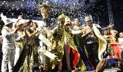 Alcides Romero, Rey Momo, durante el acto en la Plaza de la Paz.