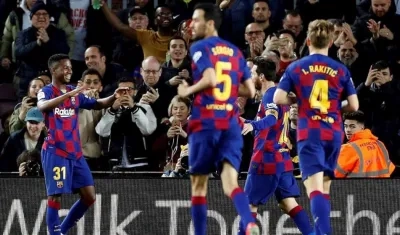 Ansu Fasi celebra con Lionel Messi y sus demás compañeros. 