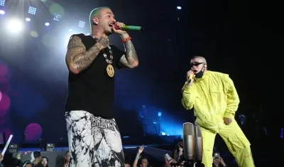 Los cantantes de música urbana J Balvin y Bad Bunny.