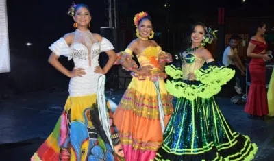 La Reina Departamental del Folclor Angie Santos (centro) junto a las dos finalistas del certamen.
