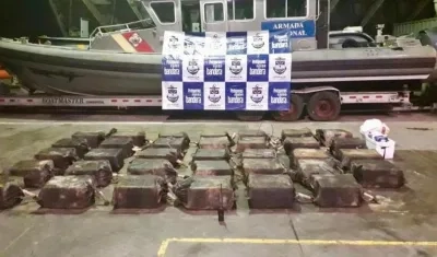 En la embarcación, la Armada de Colombia encontró 34 costales al interior, con 1.010 paquetes de droga, además de 500 galones de combustible, equipos de comunicación y víveres.