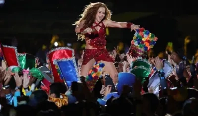 Shakira saludando a los asistentes con elementos alusivos al Carnaval de Barranquilla.
