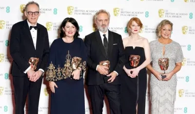 El director Sam Mendes (centro) junto a su equipo de producción.