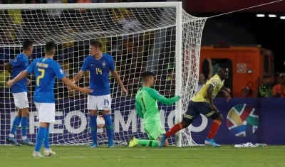 Edwin Cetre de Colombia celebra un gol ante Brasil.