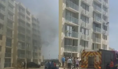 Incendio en el cuarto piso del edificio en Caribe Verde.