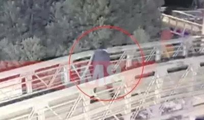 El médico en el puente peatonal.