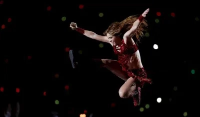 Shakira durante su presentación en el medio tiempo del Super Bowl.