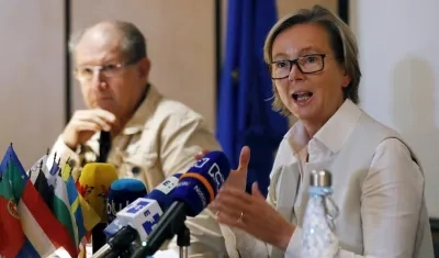 La embajadora de la Unión Europea en Colombia, Patricia Llombart (d), habla durante una rueda de prensa este lunes, en Bogotá (Colombia).
