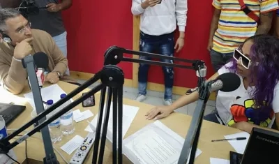 El periodista Jorge Cura entrevistando a la bailarina Liz Dany Campo.