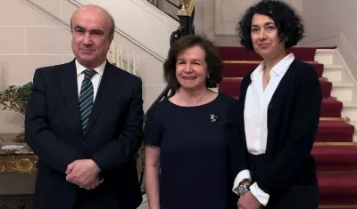 El secretario general de la Organización de Estados Iberoamericanos (OEI), la embajadora de España en Bélgica (c) y la de Andorra en la Unión Europea.