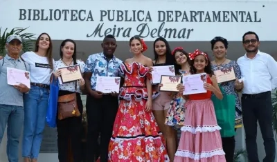 La Reina del Carnaval Isabella Chams junto a los ganadores del concurso.
