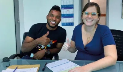 Miguel Ángel Borja, jugador de Junior, al lado de Cristina Posada, directora de la Fundación Tecnoglass.