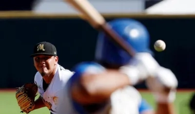 Edgar Torres de los Tomateros de Culiacán lanza a un bateador de los Vaqueros.