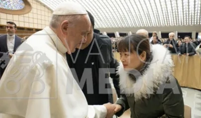 Papa Francisco y la mujer a la que agredió.