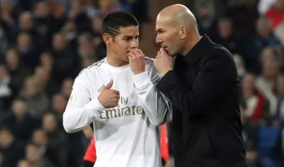 James Rodríguez en conversación con Zinedine Zidane. 