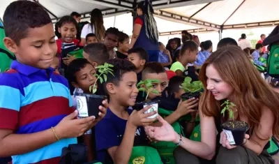 La primera dama, Silvana Puello, entregando los arbolitos.