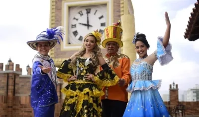 Daniel Fernández, Andrea Henríquez, Robinson Albor y Mariana Gil (monarquía carnavalera de la 44).