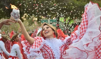 Cumbiambera bailando al ritmo del género folclórico.
