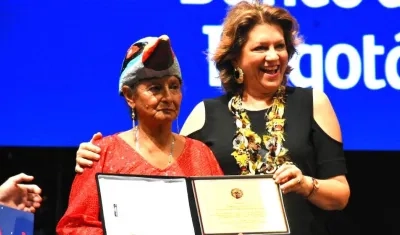 Reconocimiento de la empresa Carnaval a Carmen Berdugo.