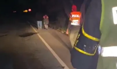 Momento en que la Policía llega a la niña que iba con uniforme.