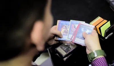 Un duelista observa algunas de sus cartas. 