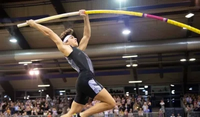 Momento en que Armand Duplantis realiza el salto. 