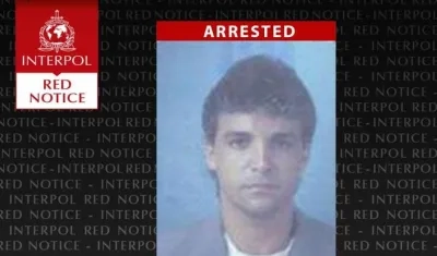La Interpol publicó esta foto con el cartel de capturado.