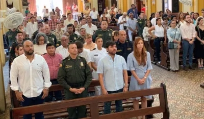El Alcalde Jaime Pumarejo, la primera Dama Silvana Puello y otras autoridades presentes.