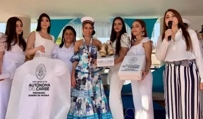 Isabella Chams junto a estudiantes y docentes del programa de Diseño de Modas UAC.
