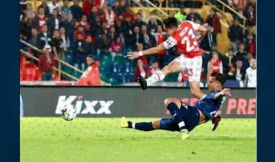 Acción del primer gol santafereño por parte de Fabián Sambueza.