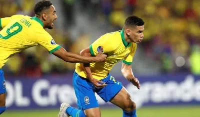 Paulinho celebra la apertura del marcador ante los argentinos.