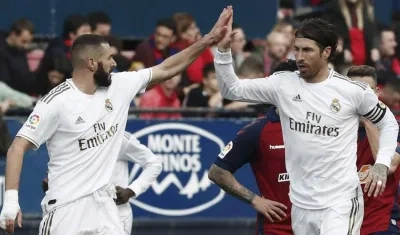 Karim Benzema celebra con Sergio Ramos.