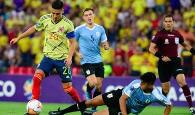 Eduard Atuesta controlando el balón en una acción del partido.