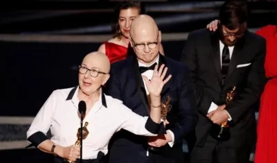 Julia Recihert recibiendo la estatuilla junto a Jeff Reichert y Steven Bognar (directores del documental).