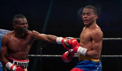 Guillermo Rigondeaux conecta un golpe al rostro de Liborio Solís.
