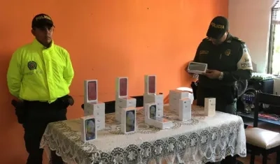 Celulares de contrabando incautados por la Policía.