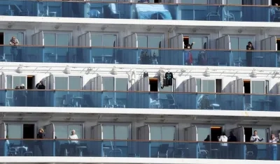 Imagen del crucero y sus pasajeros.