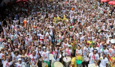  integrantes del "Bloco Me Esquece" durante un ensayo en las calles de la ciudad de Río de Janeiro