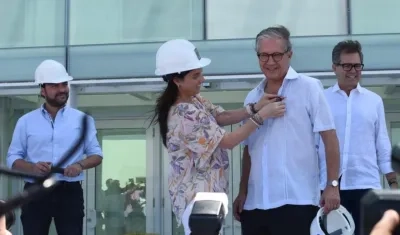 Karen Abudinen le impone la cayena al Martin Bes, Secretario General del BID.