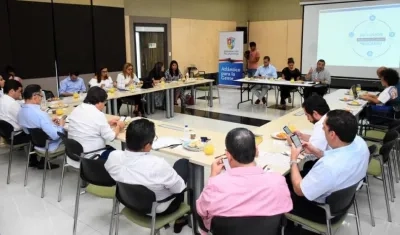 Congresistas chateando de manera simultánea mientras les explicaban el plan.