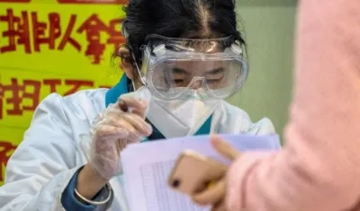  Un empleado una farmacia usa máscara como protección contra el coronavirus en Guangzhou.