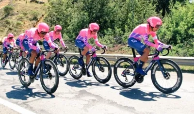 Sexteto del EF durante la crono. 