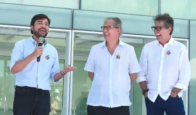 El Alcalde de Barranquilla, Jaime Pumarejo al lado de Martín Bés (Secretario General del BID) y Luiz Ros (Prosecretario del BID)
