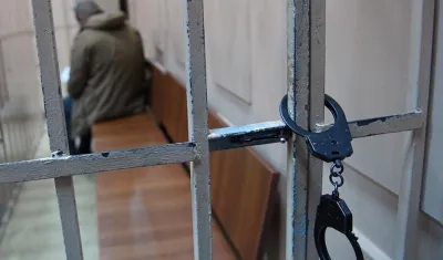 Las autoridades investigan cómo el acusado logró ingresar al tribunal con un arma.