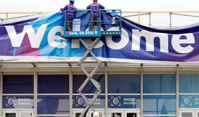 Obreros trabajan en el aviso de bienvenida al Mobile World Congress en Barcelona.