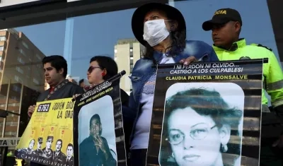 Víctimas a las afueras de la JEP.